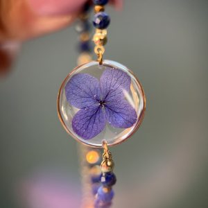 Bransoletka z kamieni i żywicy lapis lazuli HORTENSJA