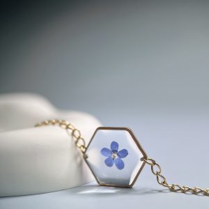 Bransoletka z kwiatem w żywicy NIEZAPOMINAJKA heksagon