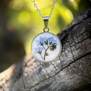 Wisiorek z niezapominajką zatopioną w żywicy kółko silver gałązka