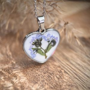 Wisiorek z niezapominajką zatopioną w żywicy serce silver gałązka
