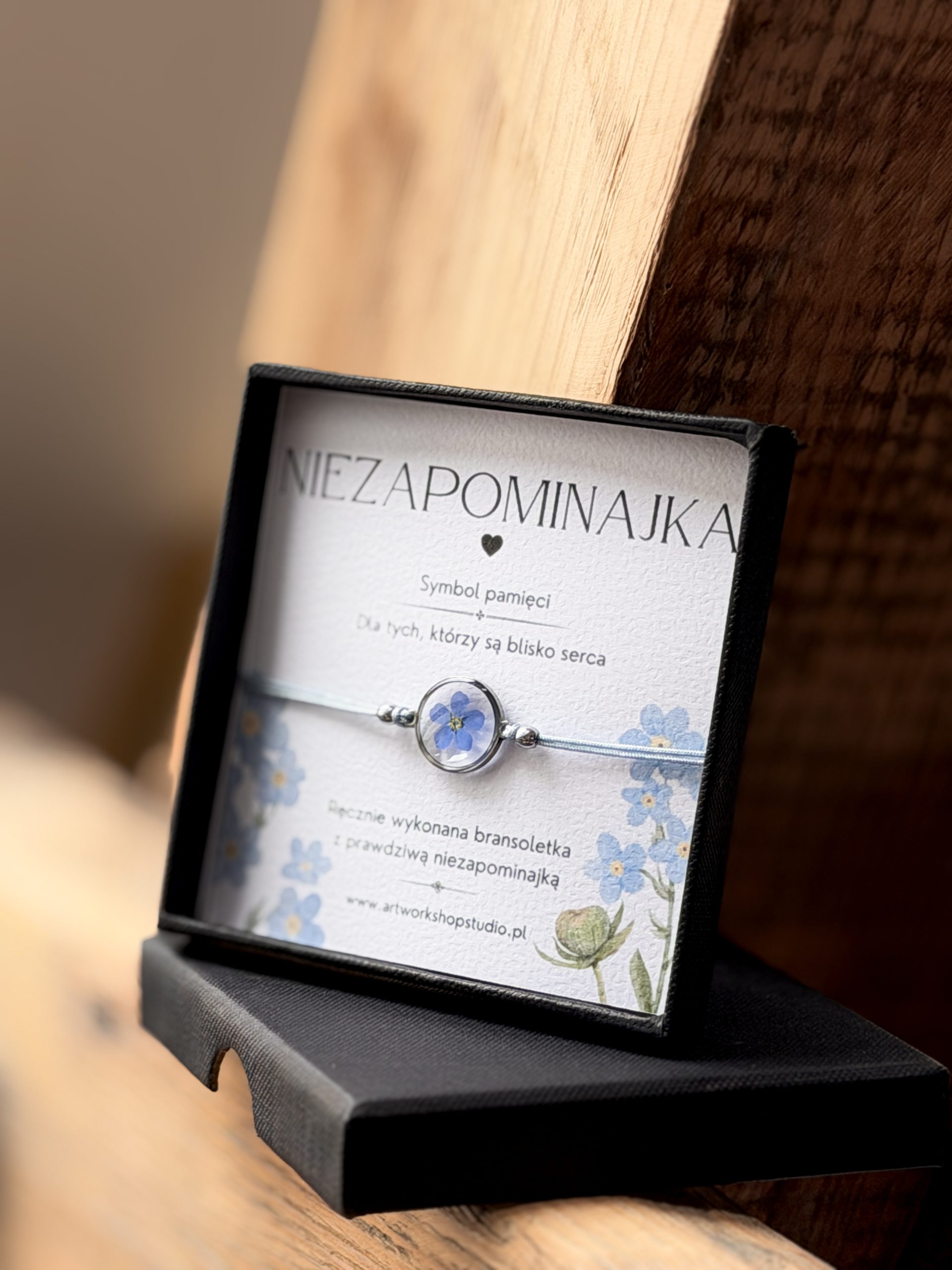 Bransoletka na sznurku z niezapominajką zatopioną w żywicy silver 14 mm - obrazek 2